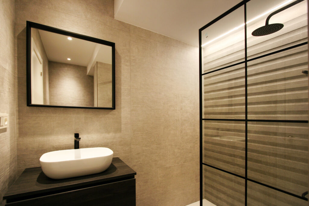 ameco-proyectos-reforma-integral-calle-albeniz-oviedo-baño-diseño-negro