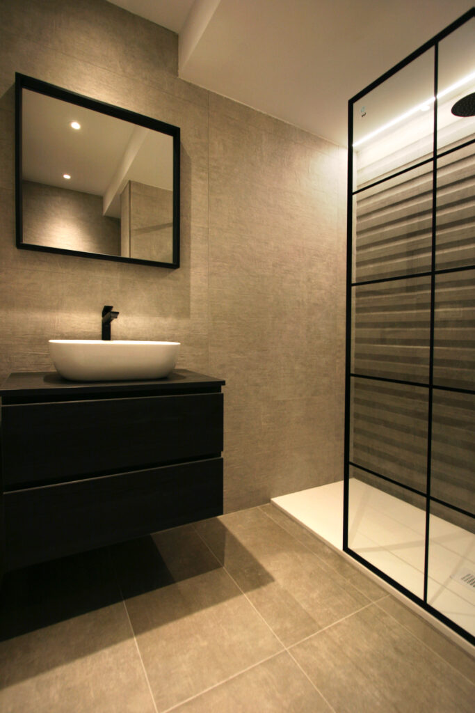 ameco-proyectos-reforma-integral-calle-albeniz-oviedo-baño-diseño-negro-vertical
