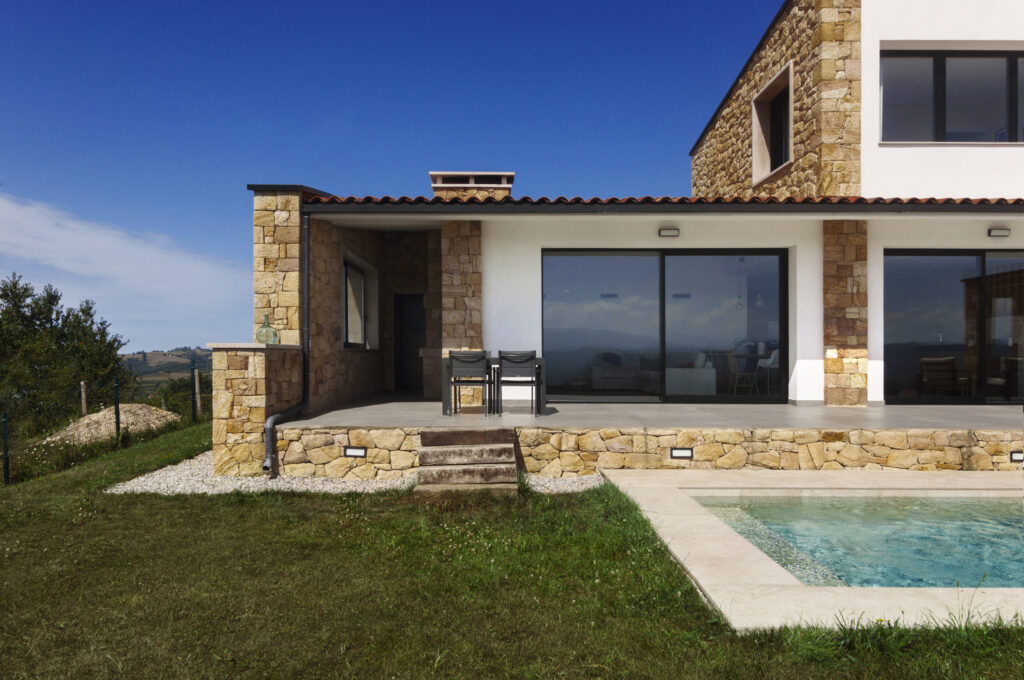 ameco-proyectos-obra-nueva-siero-exterior-piscina