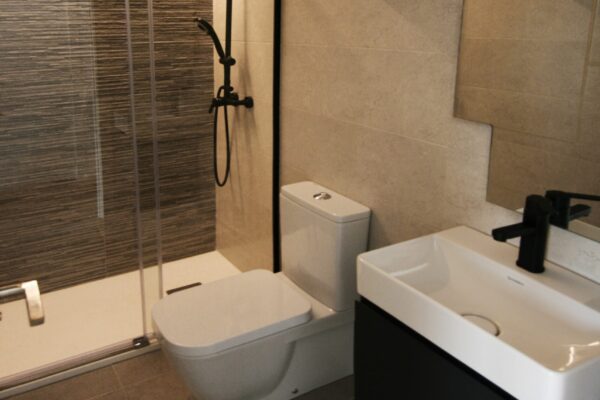 ameco-proyectos-reforma-integral-oviedo-atico-baño-black