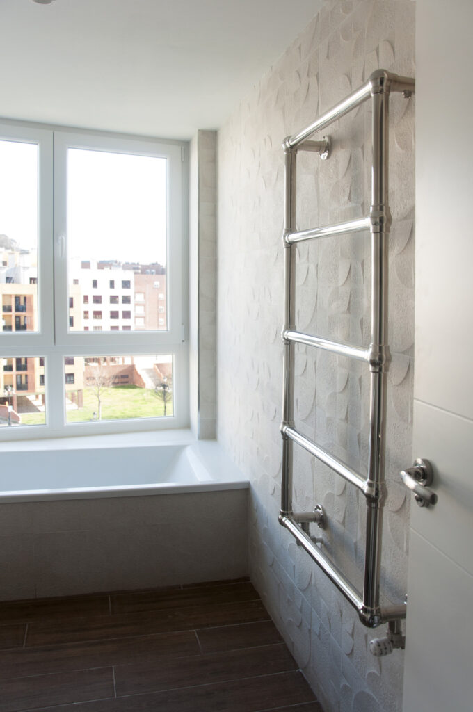 ameco-proyectos-reforma-integral-oviedo-turina-baño-detalle-radiador
