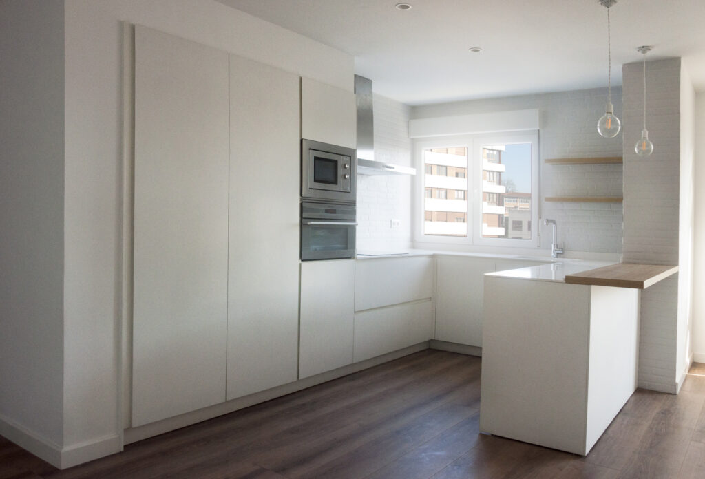 ameco-proyectos-reforma-integral-oviedo-turina-cocina-blanca