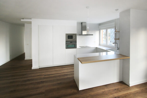 ameco-proyectos-reforma-integral-oviedo-turina-isla-cocina