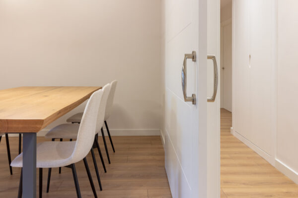 reforma-integral-calvo-sotelo-oviedo-salon-puerta-corredera