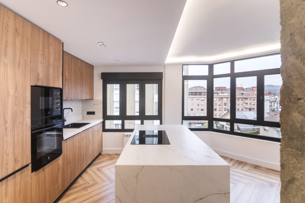 ameco-proyectos-reforma-integral-siero-vivienda-fausto-vigil-salon-cocina-isla