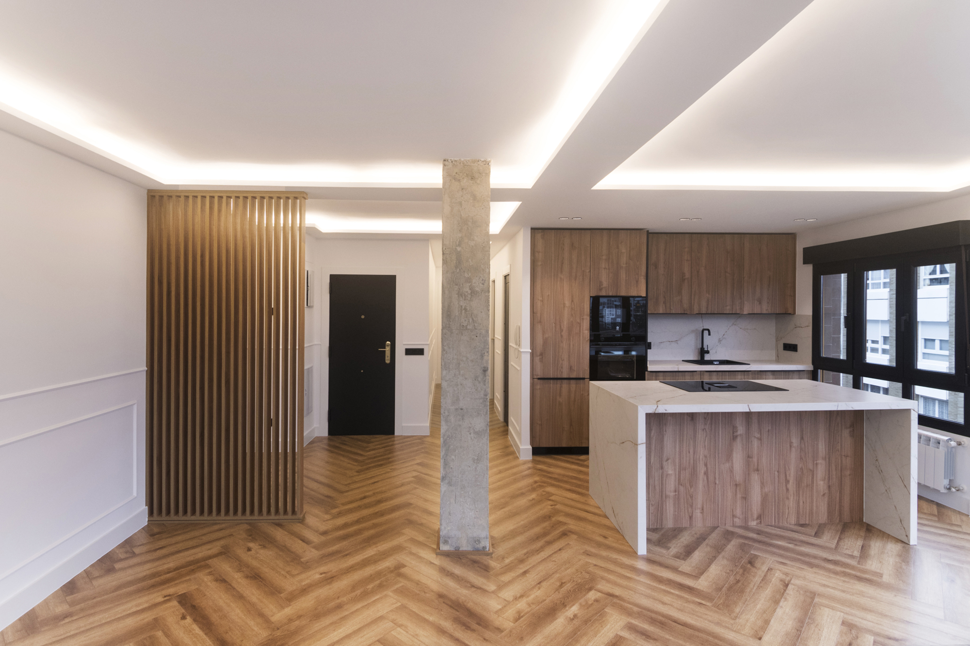 ameco-proyectos-reforma-integral-siero-vivienda-fausto-vigil-salon-cocina-panoramica2