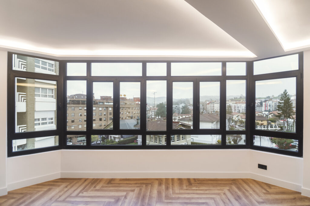 ameco-proyectos-reforma-integral-siero-vivienda-fausto-vigil-salon-ventanal